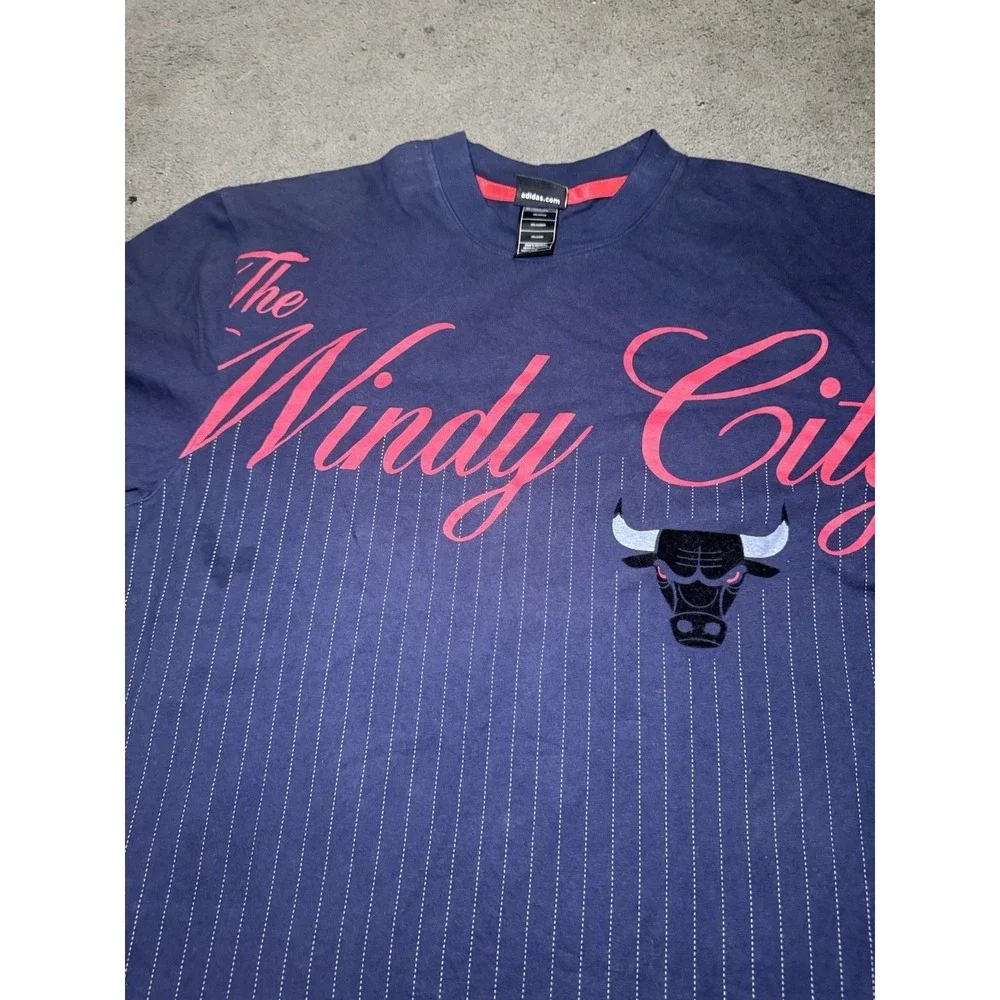 Adidas Chicago Bulls The Windy City T Shirt Men's Large NBA Pinstripe Graphic